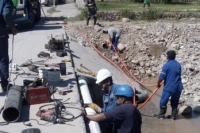 Agua Potable de Jujuy reparó colector cloacal sobre badén de avenida Almirante Brown