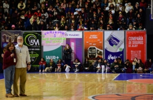 Neurocient&iacute;fico Hern&aacute;n Aldana ante un estadio colmado de docentes