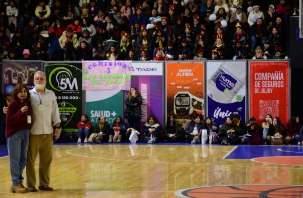 Neurocient&iacute;fico Hern&aacute;n Aldana ante un estadio colmado de docentes