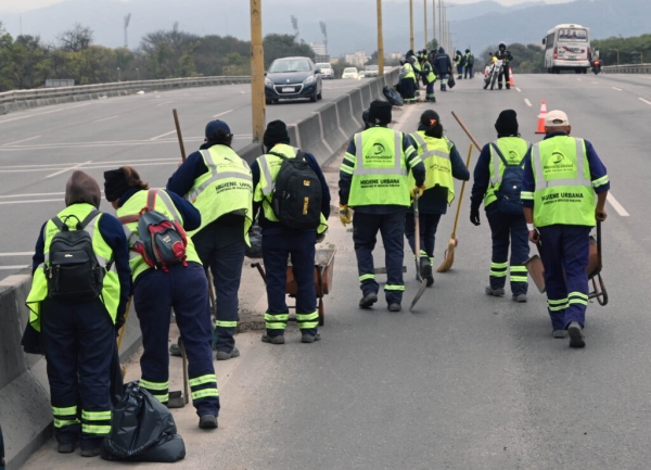Tareas de mantenimiento y limpieza en avenida General Savio