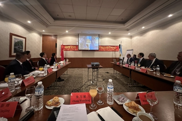 Haquim se reuni&oacute; con inversores chinos en Buenos Aires