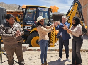 Entreegan retroexcavadora a la Comisi&oacute;n Municipal de Uqu&iacute;a