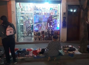 "Manteros" se instalan en la vieja terminal