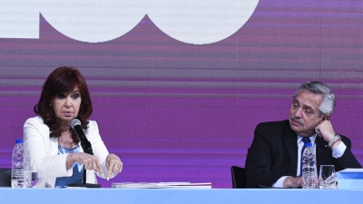 Cristina aprovech&oacute; el acto para criticar al due&ntilde;o de Techint, el principal aliado de Alberto