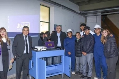 El Gobernador destac&oacute; la digitalizaci&oacute;n de la escuela EET N&deg;