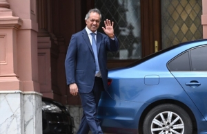 Bronca de Santiago y Pareja con Scioli porque contamin&oacute; con Alfa el primer acto de campa&ntilde;a de Karina