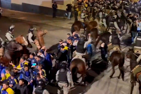 Balas de goma, palos y hasta sables: el men&uacute; represivo de la Polic&iacute;a de Uruguay con los hinchas de Boca