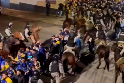 Balas de goma, palos y hasta sables: el men&uacute; represivo de la Polic&iacute;a de Uruguay con los hinchas de Boca