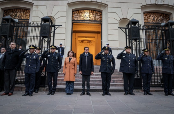 Izamiento de la Bandera Nacional en la Semana de la Polic&iacute;a