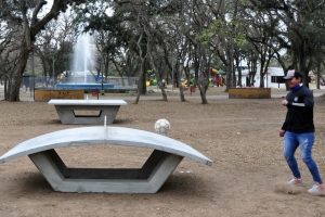 El municipio instala mesas de Ping Pong y Teqball en parques de la ciudad