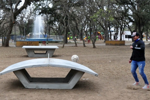 El municipio instala mesas de Ping Pong y Teqball en parques de la ciudad