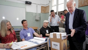 "Argentina tiene todo para ser una sociedad pr&oacute;spera" dijo Lavagna al votar
