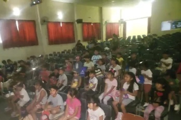 Con fines formativos proyectamos pel&iacute;culas infantiles que transmiten valores