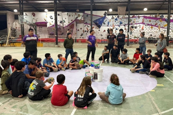 Pintando el Polideportivo 23 de Agosto de la UNJu