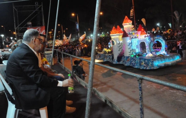 Jorge acompa&ntilde;&oacute; al estudiantado en el &uacute;ltimo desfile de carrozas