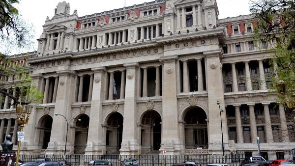 La CGT marcha a Tribunales contra el DNU de Milei: presentar&aacute; varios amparos