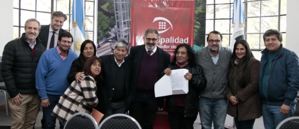 Jorge entreg&oacute; el dispositivo legal de Visita Distinguida al cantante Adri&aacute;n de &ldquo;los Dados Negros&rdquo;