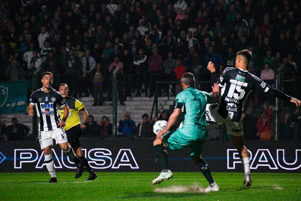 Central C&oacute;rdoba le quit&oacute; el invicto a Sarmiento en una victoria clave por el descenso