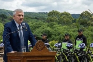 El gobernador Morales fortalece el sistema de seguridad provincial con la entrega de m&oacute;viles y equipamiento