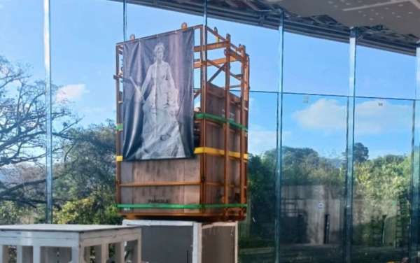 Con 'La Justicia', comenz&oacute; el traslado de las esculturas de Lola Mora
