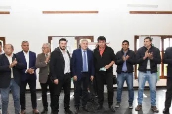 El gobernador entreg&oacute; subsidios a clubes del Ramal