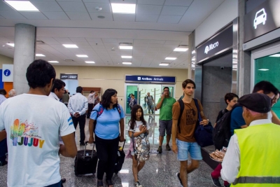 LOS VUELOS LLEGAN Y SALEN COMPLETOS
