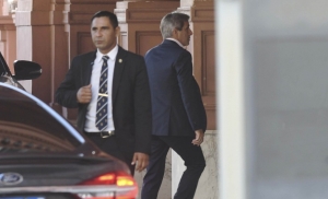El oro que mando Caputo a Londres corre riesgo de embargo por un juicio contra YPF
