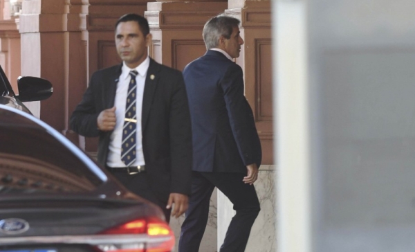 El oro que mando Caputo a Londres corre riesgo de embargo por un juicio contra YPF