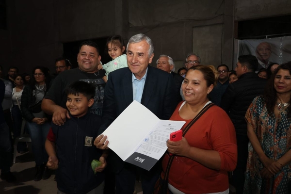 Morales: "Estos decretos de adjudicaci&oacute;n certifican y garantizan la tenencia de sus hogares"