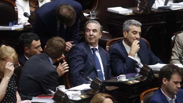 Ley bases. No se privatizan Aerol&iacute;neas, el Correo ni RTA