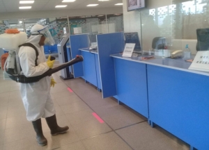 Desinfectan oficinas del Registro Civil