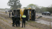 Tres muertos y m&aacute;s de 30 heridos al volcar un micro en San Miguel de Tucum&aacute;n
