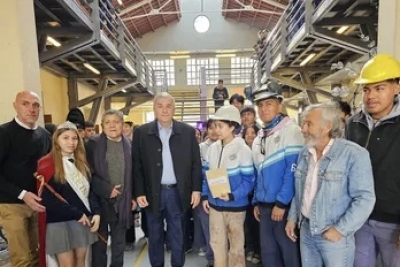 El gobernador visit&oacute; la Escuela T&eacute;cnica 1 y otorg&oacute; un subsidio de un mill&oacute;n de pesos