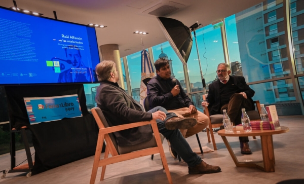 Jorge acompa&ntilde;&oacute; la presentaci&oacute;n del libro &ldquo;Alfons&iacute;n y los intelectuales&rdquo;