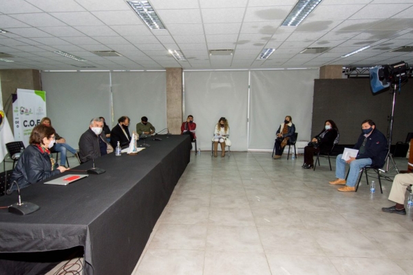 Gobierno y gremios por retorno presencial de clases