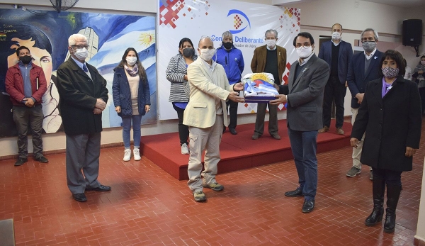 El Instituto Belgraniano don&oacute; Bandera al Concejo Deliberante