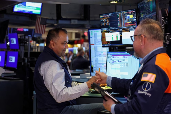 Jornada financiera: las acciones argentinas cayeron hasta 6% en Wall Street, pero el riesgo pa&iacute;s volvi&oacute; a bajar