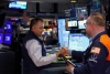 Jornada financiera: las acciones argentinas cayeron hasta 6% en Wall Street, pero el riesgo pa&iacute;s volvi&oacute; a bajar