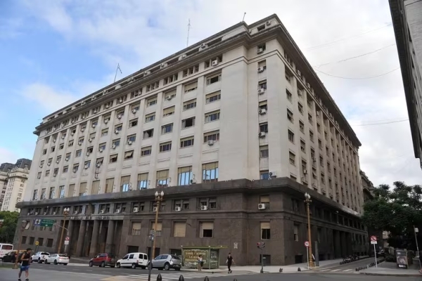 En las reuniones de transici&oacute;n, el Gobierno admiti&oacute; que le dejar&aacute; a Milei un d&eacute;ficit de 3% del PBI