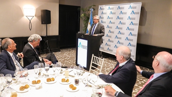 Fern&aacute;ndez, ante empresarios: "No es una ley de emergencia, es un punto de arranque"