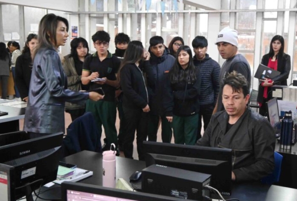 Estudiantes en jornada sobre habilitaciones comerciales