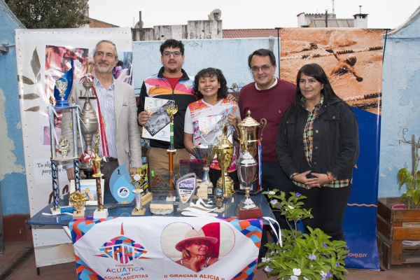 Reconocimiento a la nadadora Mara Ver&oacute;nica Pachao