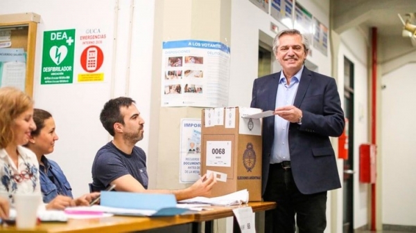 Alberto Fern&aacute;ndez critic&oacute; a Marcos Pe&ntilde;a por decir que habr&aacute; que esperar el escrutinio definitivo para saber el resultado de la elecci&oacute;n