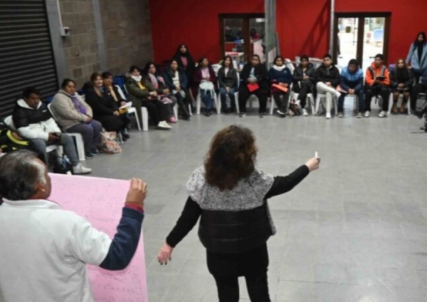 Capacitan a referentes barriales en escucha social y comunitaria
