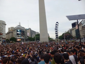 Miles de personas se reunieron en el Obelisco para despedir a Akira Toriyama, el creador de Dragon Ball