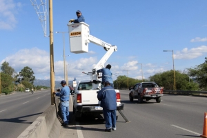 Ornamentaci&oacute;n navide&ntilde;a en el acceso a la Ciudad