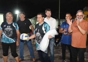 Jorge visit&oacute; el polideportivo Kennedy y entreg&oacute; equipamiento deportivo