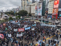 La comunidad científica marchó al Obelisco y reclamó por la falta de financiamiento: “Estamos viviendo un cientificidio” La comunidad científica marchó al Obelisco y reclamó por la falta de financiamiento: “Estamos viviendo un cientificidio”