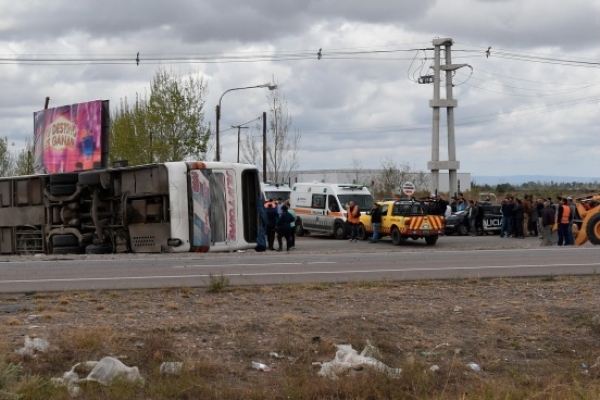 Muri&oacute; una mujer y hay 19 heridos tras el vuelco de un micro con hinchas de Boca