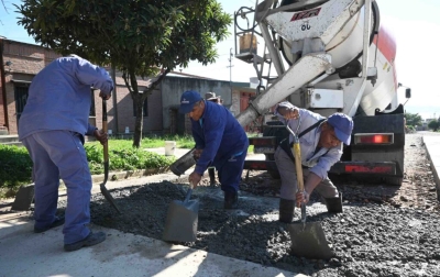 Contin&uacute;a la ejecuci&oacute;n de pavimento en la calle Cicarelli del barrio ADEP